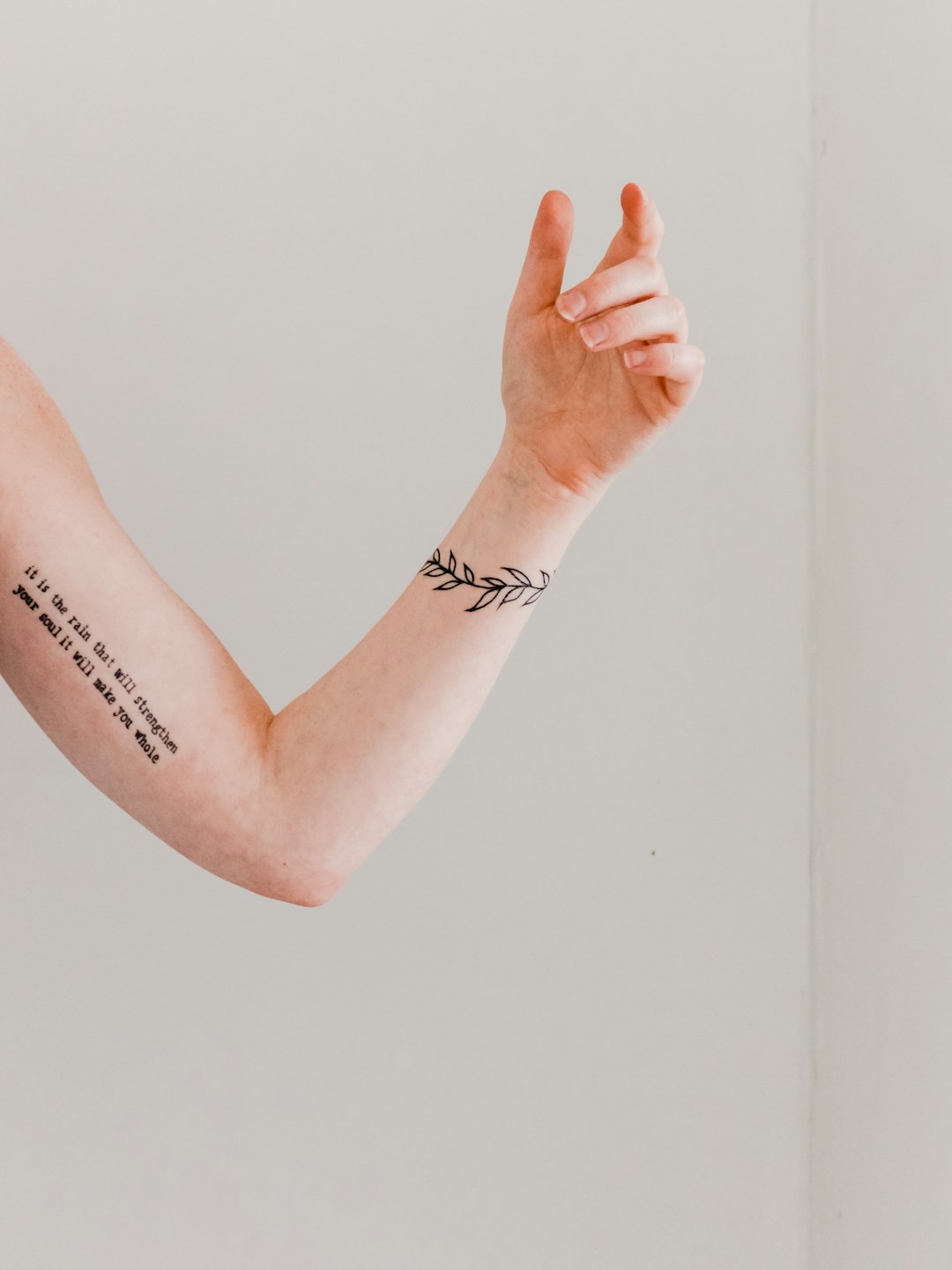 The Delicate Art of Fine Line Tattoos: A Guide to Elegant Designs and Expert Techniques